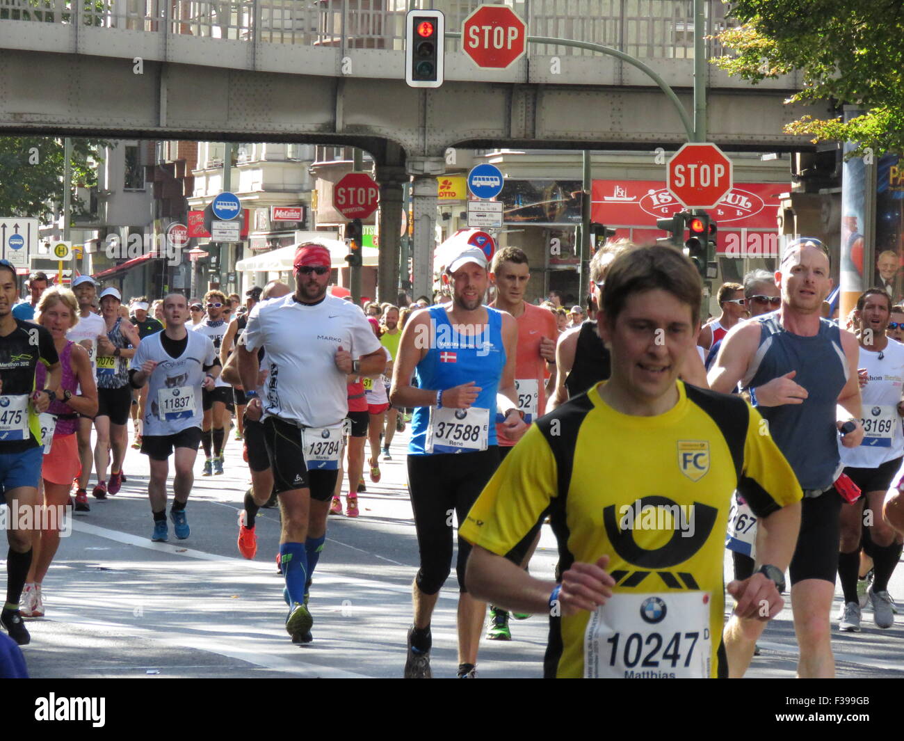 https://c8.alamy.com/comp/F399GB/berlin-marathon-2015-20150928-thousands-of-athletes-running-F399GB.jpg
