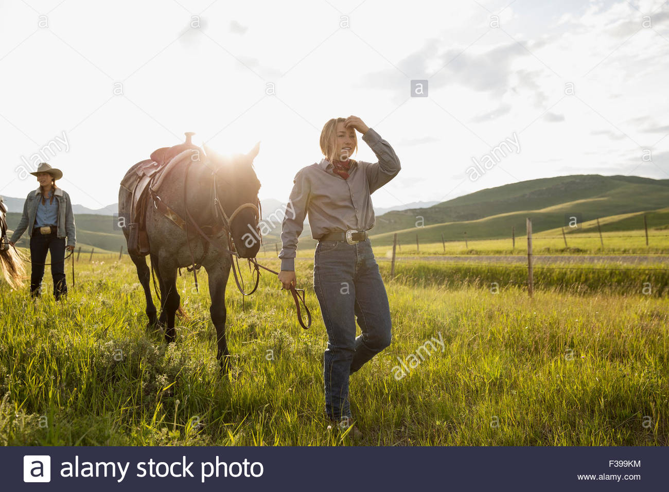 Back view young woman cowgirl hi-res stock photography and images - Alamy