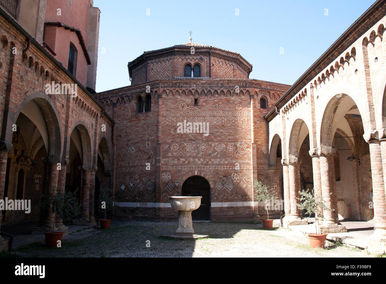 The Courtyard Of The Sette Chiese Seven Churches Of Piazza Santo Stock Photo Alamy