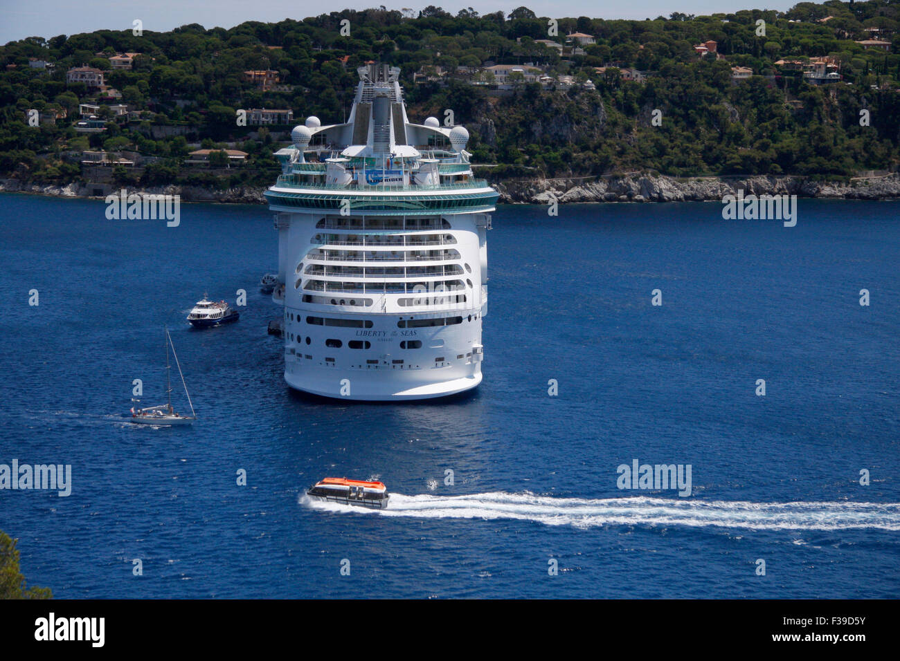 Kreuzfahrtschiff auf dem Mittelmeer, Villefranche sur Mer, Cote d'Azur, Frankreich. Stock Photo