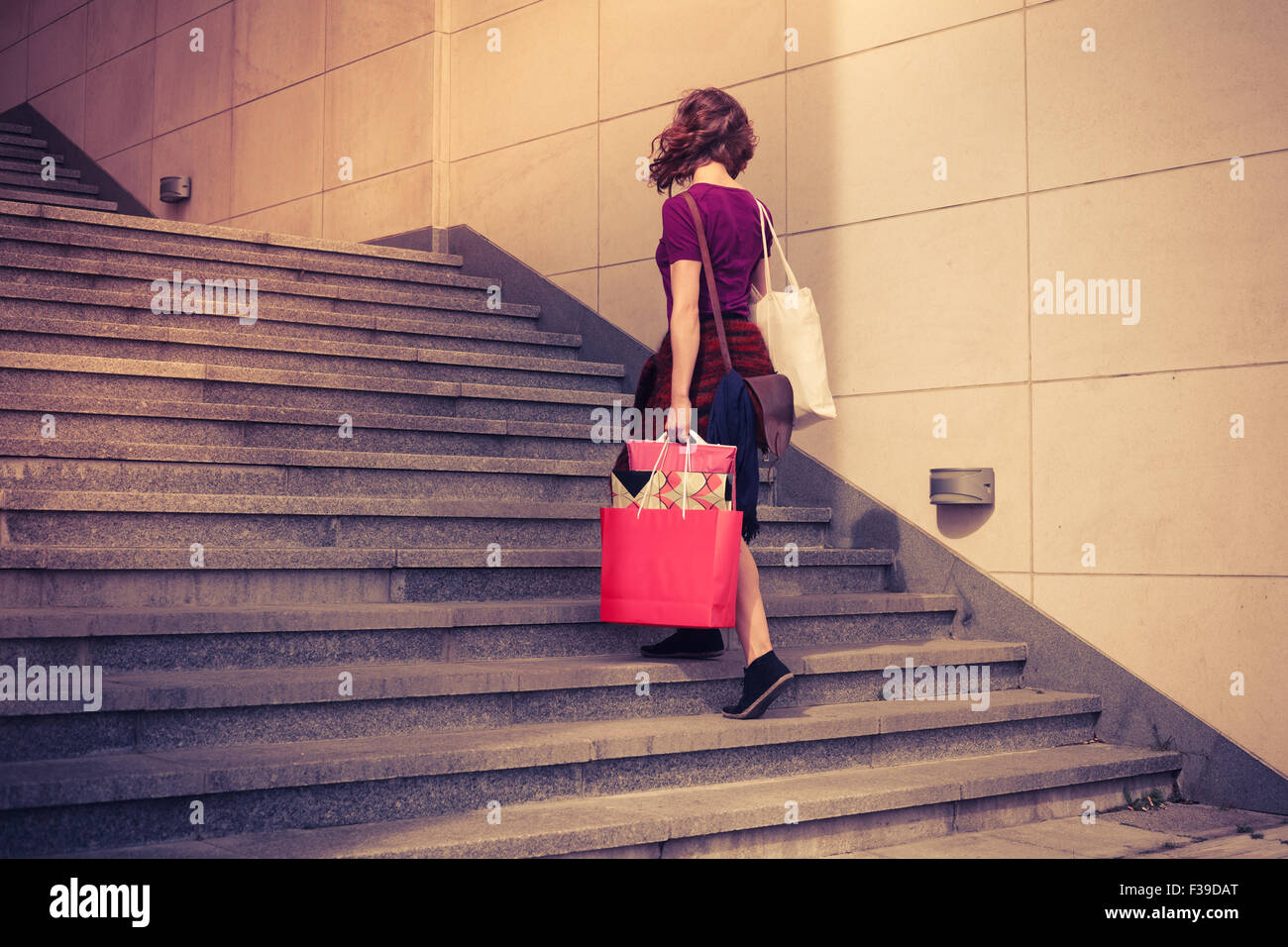 человек на ступеньках. женщина вверх по лестнице. девушка идет по лестнице. женщина вверх по лестнице. девушка поднимается по лестнице.