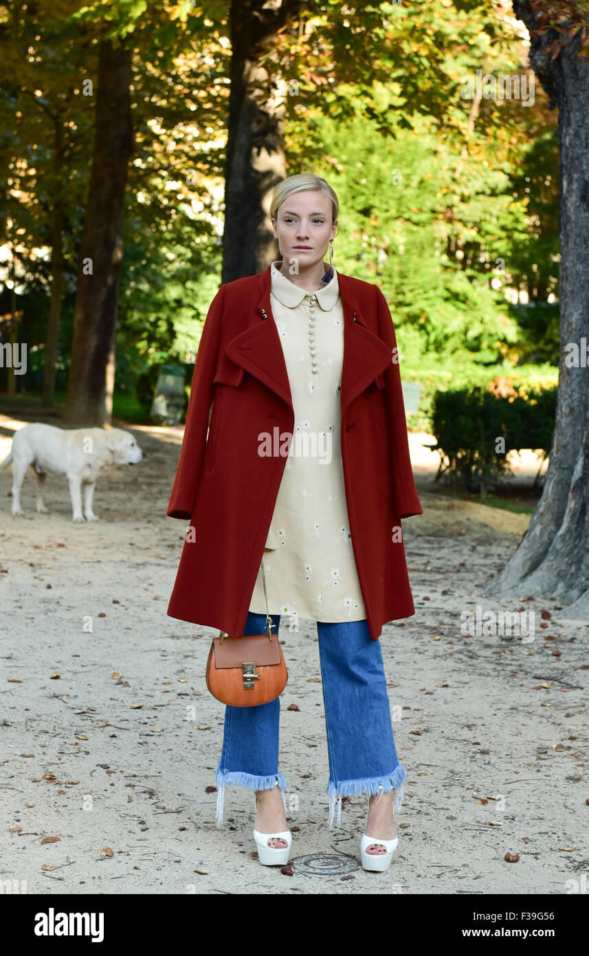 Stylist Kate Foley posing outside of the Chloe runway show during Paris Fashion Week - Oct 1, 2015 - Photo: Runway Manhattan/Celine Gaille ***For Editorial Use Only*** Mindesthonorar 50,- EUR/Minimum Fee 50,- EUR/picture alliance Stock Photo