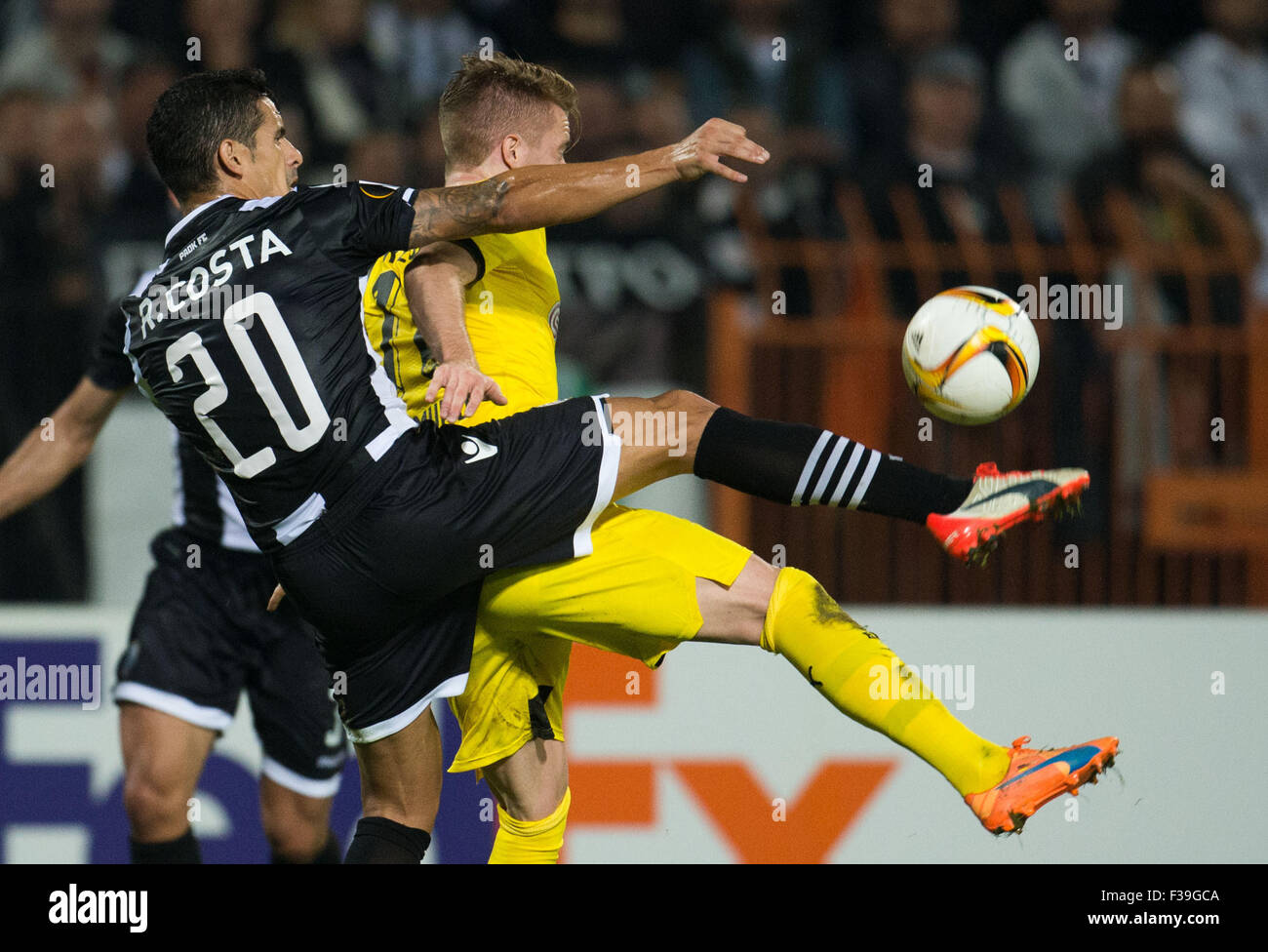 Thessaloniki, Greece. 01st Oct, 2015. Dortmund's Marco Reus (R) in action with Saloniki's Ricardo Costa during the UEFA Europa League group C soccer match between PAOK Saloniki and Borussia Dortmund at Toumba Stadion in Thessaloniki, Greece, 01 October 2015. Foto: Bernd Thissen/dpa/Alamy Live News Stock Photo
