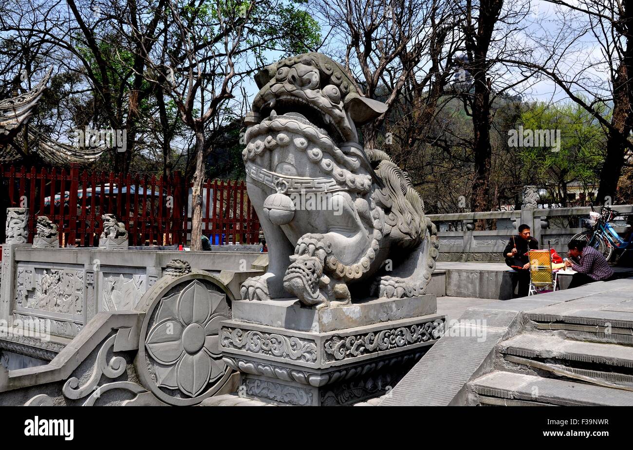 Stone statue of a lion hi-res stock photography and images - Alamy