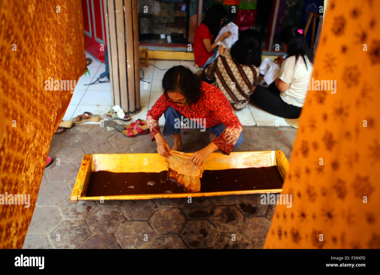 Commemorate National Batik Day, October 2, 2015, House Palbatu batik workshops where participants can learn batik with the aim of preserving the love batik and batik as a world cultural heritage. © Denny Pohan/Alamy Live News Stock Photo