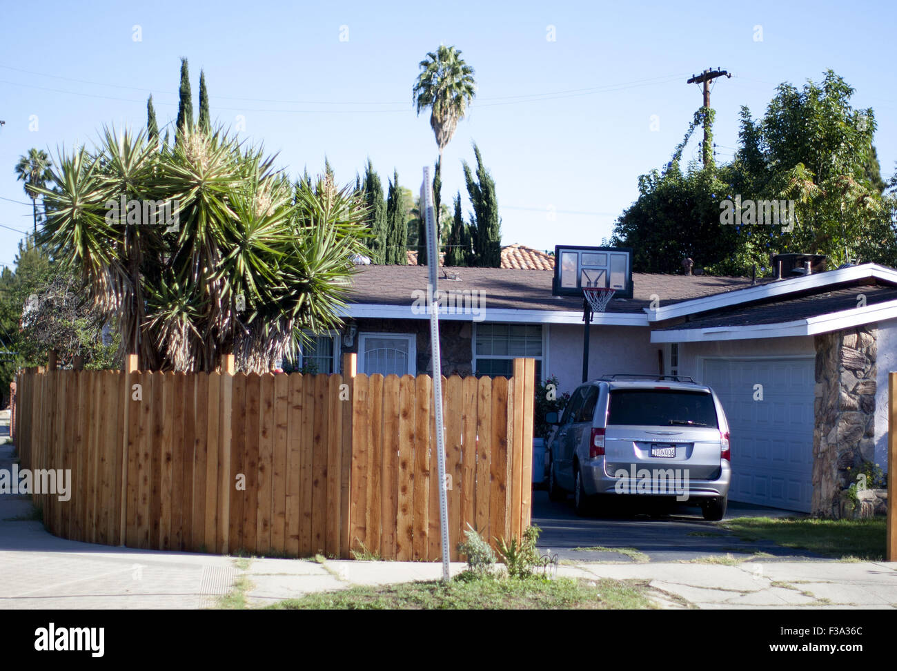 Tarzana, CALIFORNIA, UNITED STATES OF AMERICA. 2nd Oct, 2015. Picture of the house of Ian Mercer in Tarzana, California on Friday 2 October 2015. Chris Harper Mercer, a resident of Oregon who is the master mind in one of the deadliest of a series of school shootings that have become violently familiar across the U.S., a gunman opened fire at a community college in southwestern Oregon on Thursday morning, killing at least nine and injuring seven others before dying in a shootout with police.ARMANDO ARORIZO Credit:  Armando Arorizo/Prensa Internacional/ZUMA Wire/Alamy Live News Stock Photo