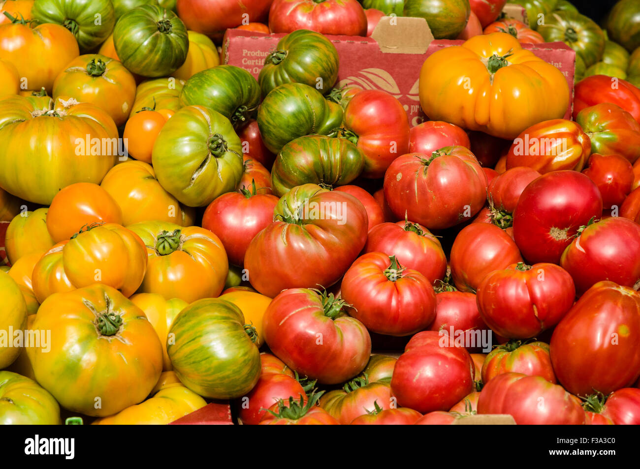 Heirloom tomatoes on display at the farmers market Stock Photo - Alamy