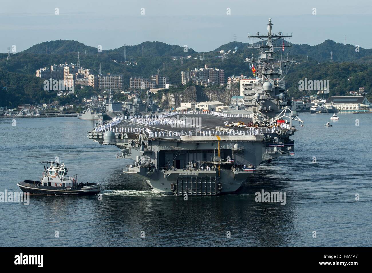 US Navy Nimitz-class nuclear aircraft carrier USS Ronald Reagan arrives Tokyo Bay en route to a port call at Fleet Activities Yokosuka October 1, 2015 in Tokyo Bay, Japan. Stock Photo