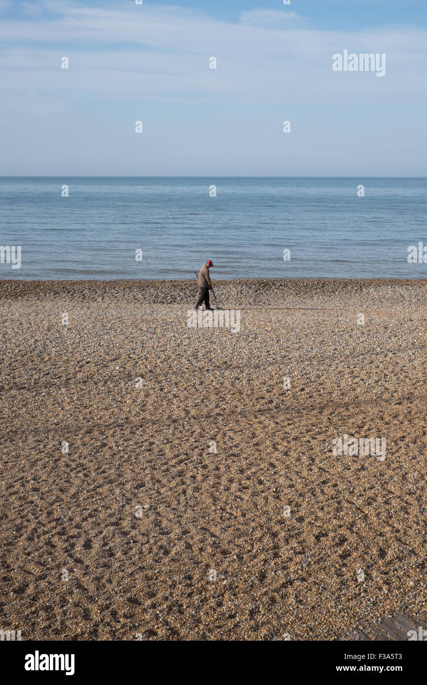 Metal detecting on brighton beach hires stock photography and images