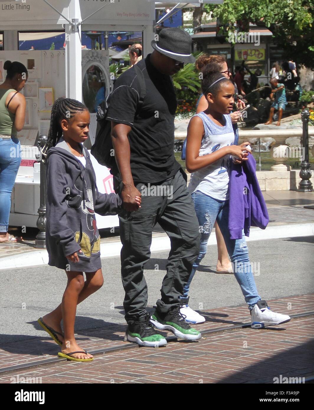 Damon Wayans takes his two daughters Cara and Kyla shopping at The Stock  Photo - Alamy