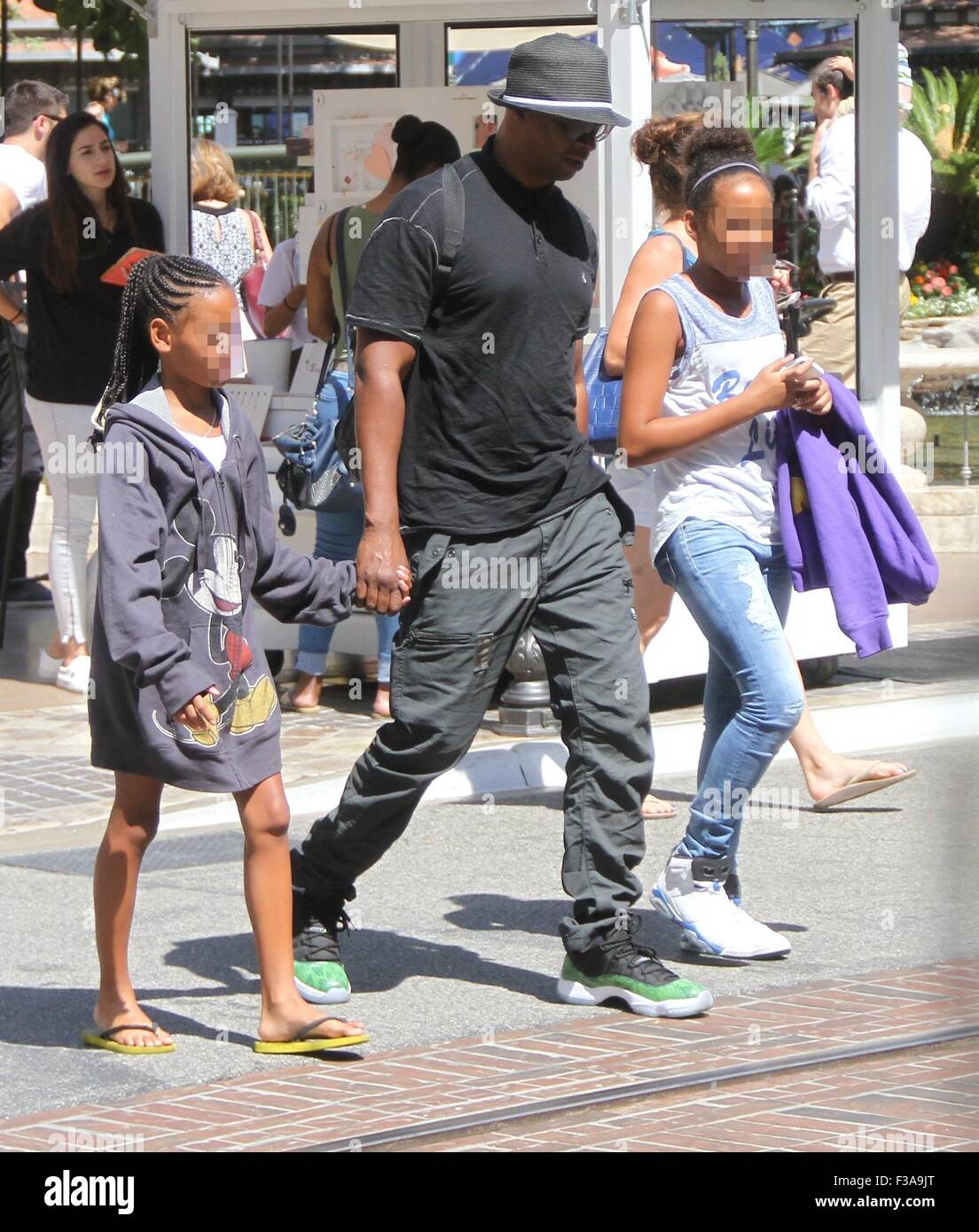 Damon Wayans takes his two daughters Cara and Kyla shopping at The Grove Featuring Damon Wayans
