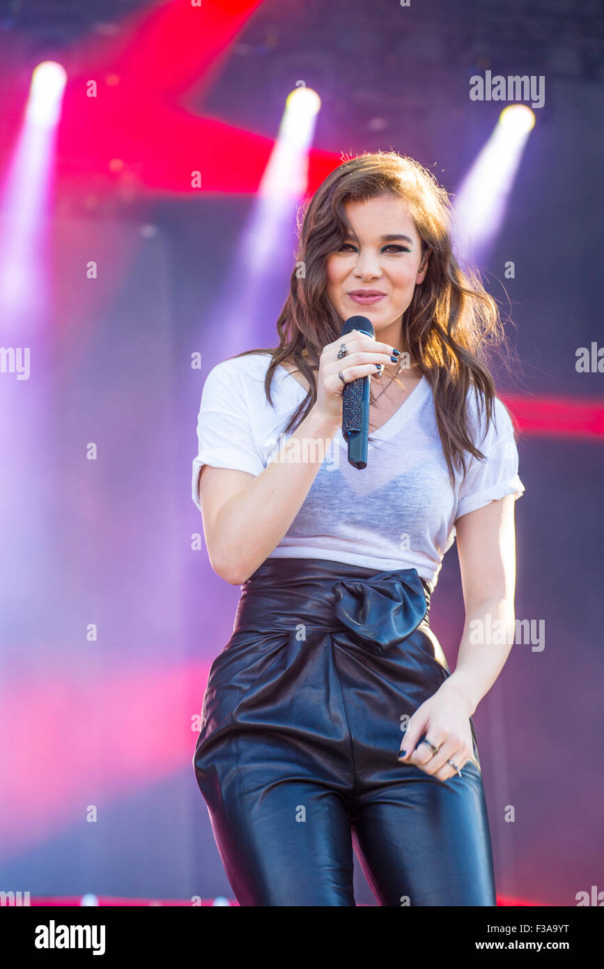 Actress/singer Hailee Steinfeld performs onstage at the 2015