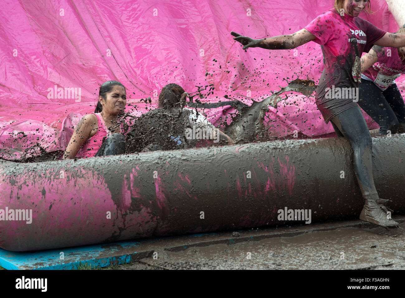 entrants at the 5k pretty muddy race for life in aid of cancer research uk in southsea england uk Stock Photo