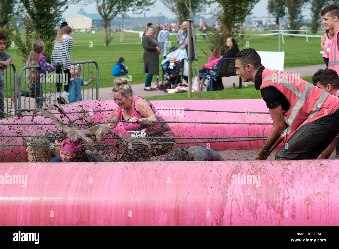 entrants at the 5k pretty muddy race for life in aid of cancer research uk in southsea england uk Stock Photo