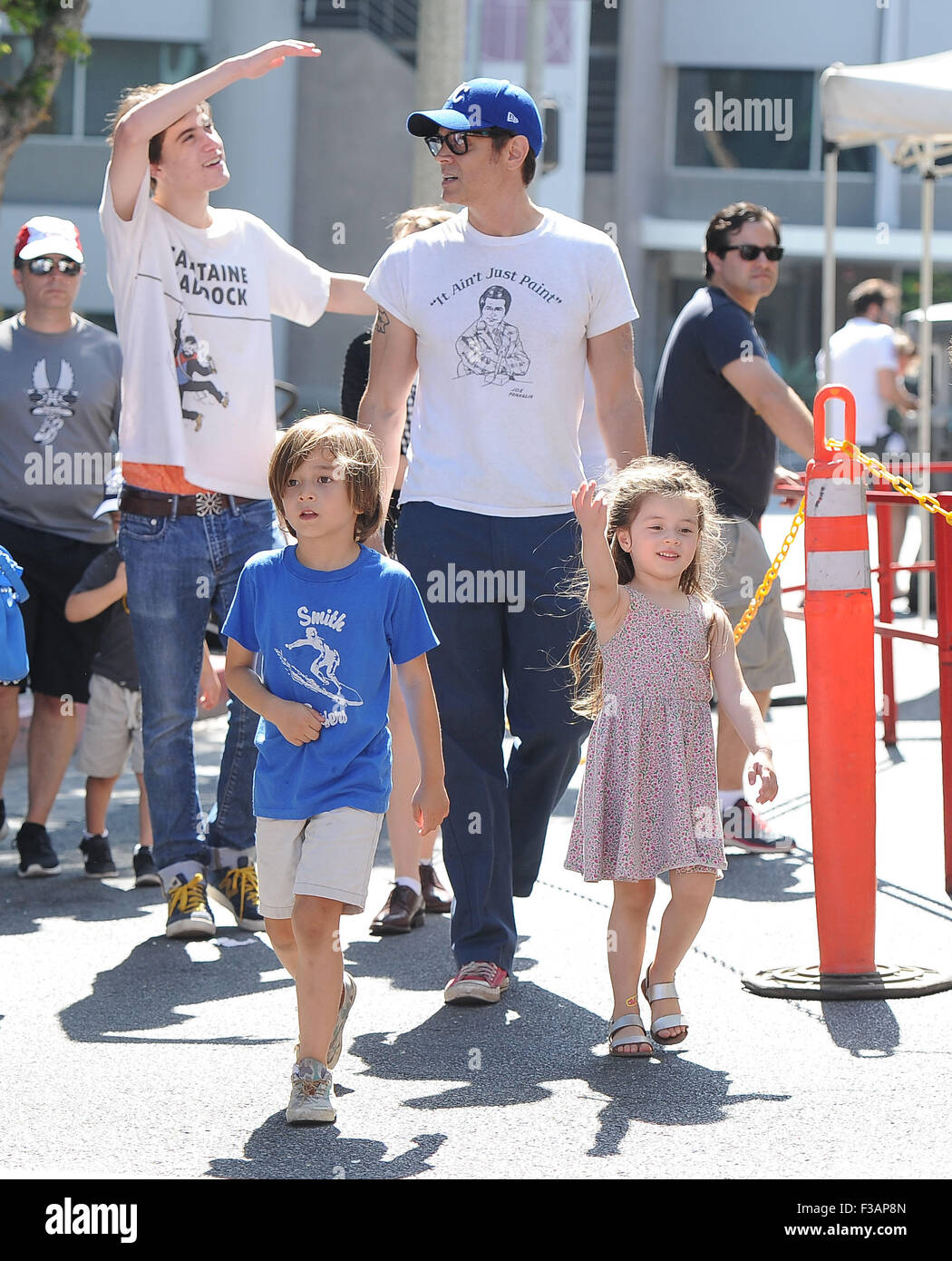 Johnny Knoxville and his kids Rocko and Arlo Clapp at the Farmers Market  Featuring: Johnny Knoxville, Arlo Clapp, Rocko Clapp Where: Los Angeles,  California, United States When: 02 Aug 2015 Stock Photo - Alamy