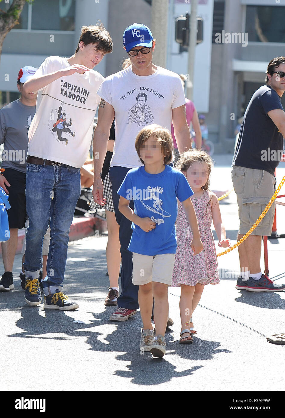 Johnny Knoxville and his kids Rocko and Arlo Clapp at the Farmers Market  Featuring: Johnny Knoxville, Arlo Clapp, Rocko Clapp Where: Los Angeles,  California, United States When: 02 Aug 2015 Stock Photo - Alamy