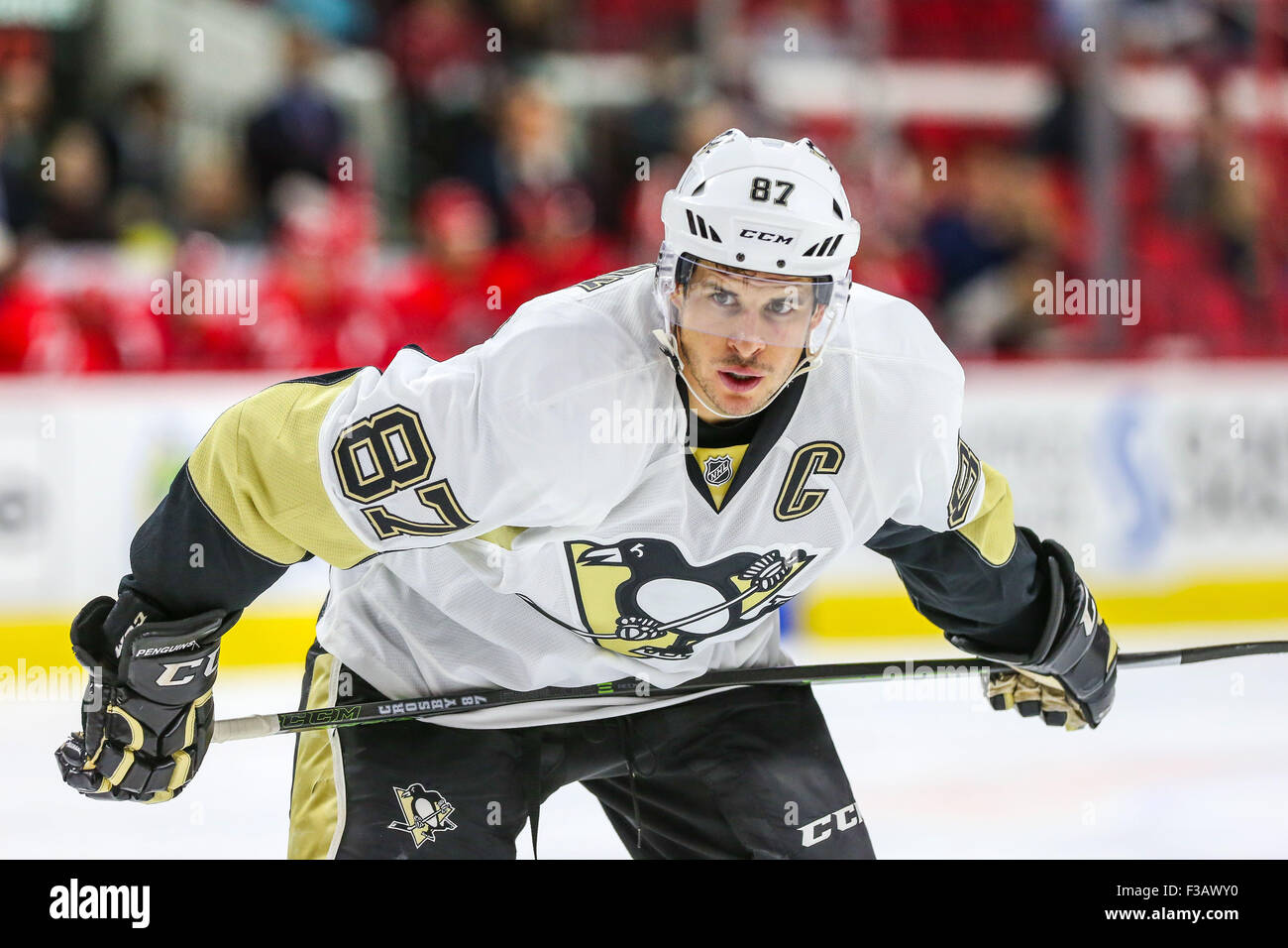 Pittsburgh Penguins center Sidney Crosby (87) during the NHL game between  the Pittsburgh Penguins and the Carolina Hurricanes at the PNC Arena Stock  Photo - Alamy