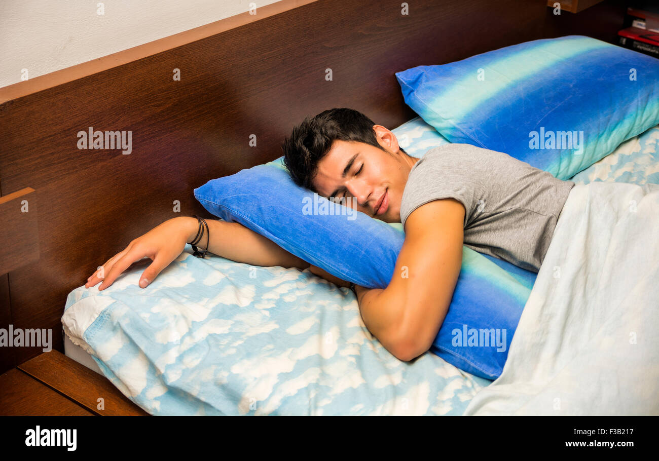 Спать в позе 4. Человек лежит в обнимку с подушкой.