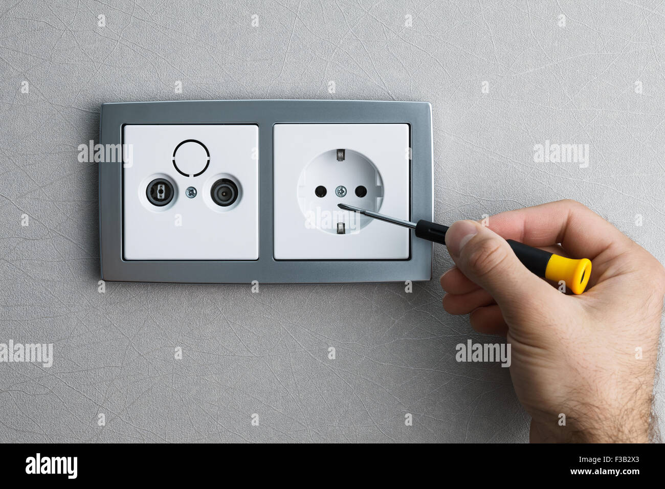 включи умную розетку телевизора. модуль розетки 42х42мм. блок розеток под телевизорэ. розетка для умного дома. наружный розеточный блок плюс тв.