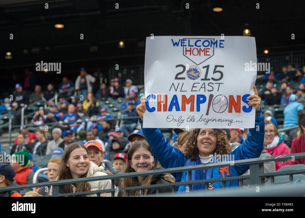 New York, NY, USA. 3rd Oct, 2015. Heather Lipman and Lyndsay Lapidus look on as Laura Lapidus holds up a sign during the first game of a doubleheader between the Washington Nationals and New York Mets at Citi Field, Saturday, Oct. 3, 2015. © Bryan Smith/ZUMA Wire/Alamy Live News Stock Photo