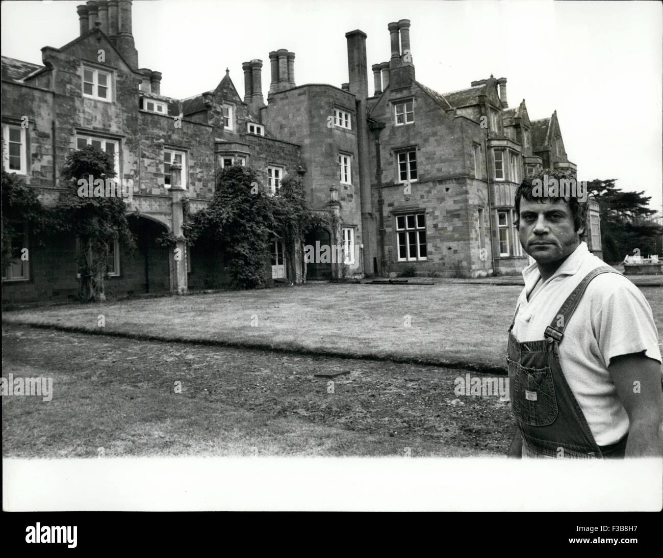 Jan. 09, 1972 Oliver Reed, in workmen's gear, stands in front of