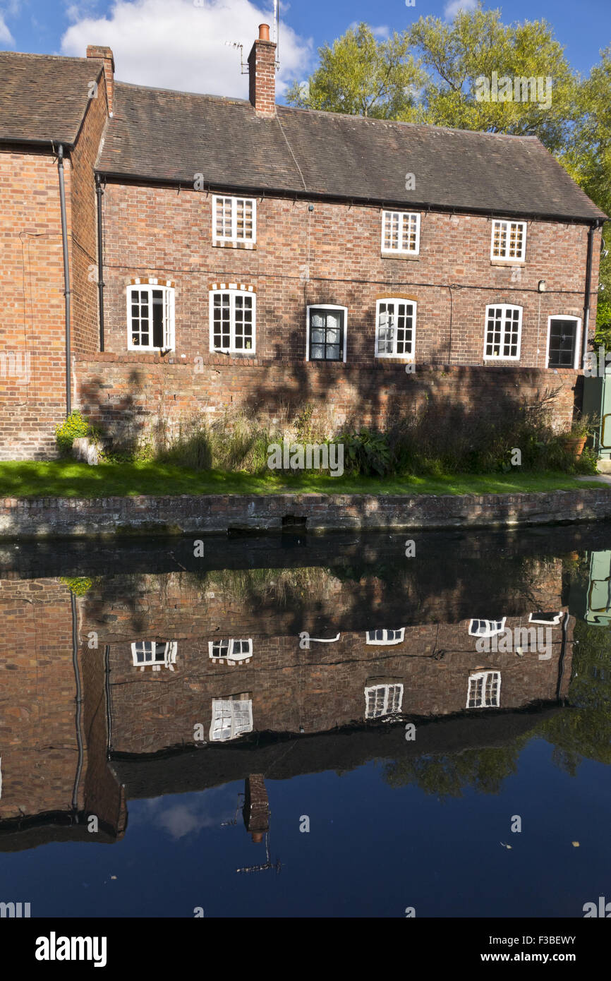 canal cottages cottage Stock Photo Alamy