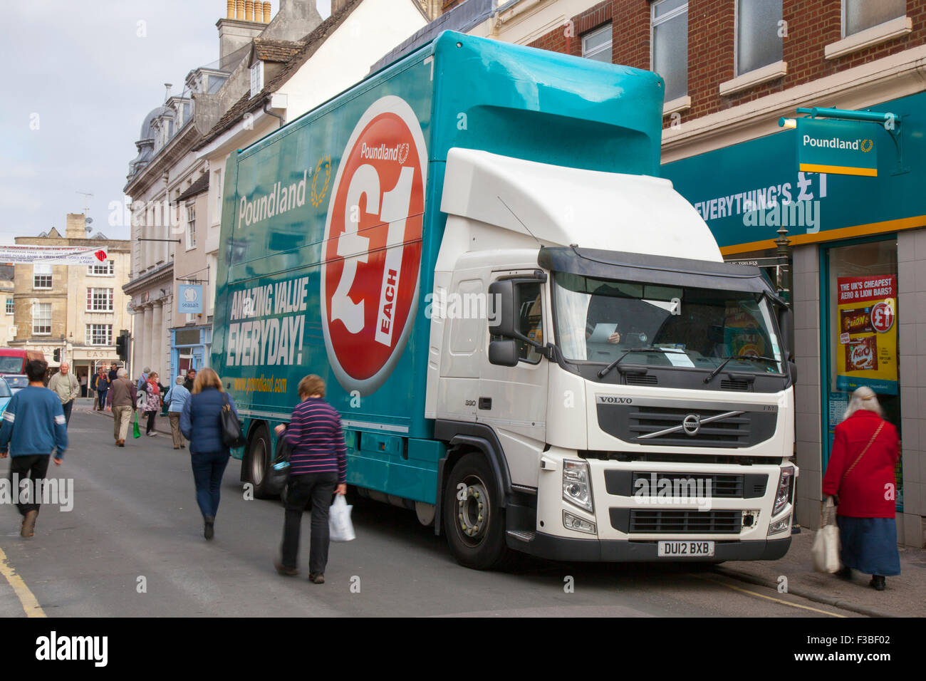 Poundland Volvo HGV Lorry delivering to pound shop store in Cricklade St, Cricklade Street, Cirencester, Gloucestershire, Stock Photo