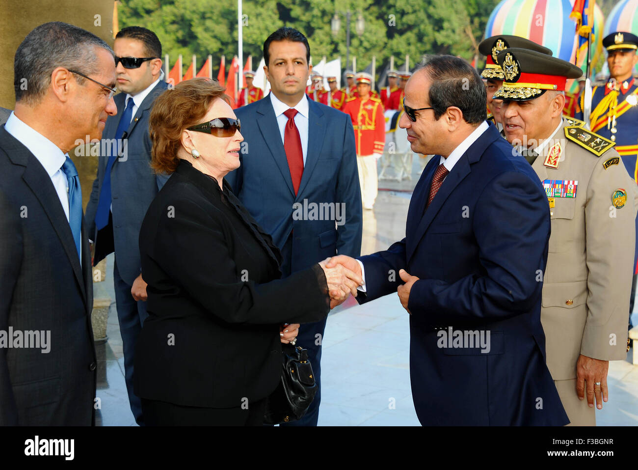 Cairo, Egypt. 4th Oct, 2015. A handout picture released by the Egyptian Presidency shows Egyptian President Abdul Fattah al-Sisi (2ndR) shake hands with widow of former Egyptian President Sadat's after visiting his grave during a ceremony at the memorial of the Unknown Soldier and tombs of late Egyptian presidents on October 4, 2015 in Cairo, as part of the celebrations marking the 42th anniversary of October War Victory © Egyptian President Office/APA Images/ZUMA Wire/Alamy Live News Stock Photo