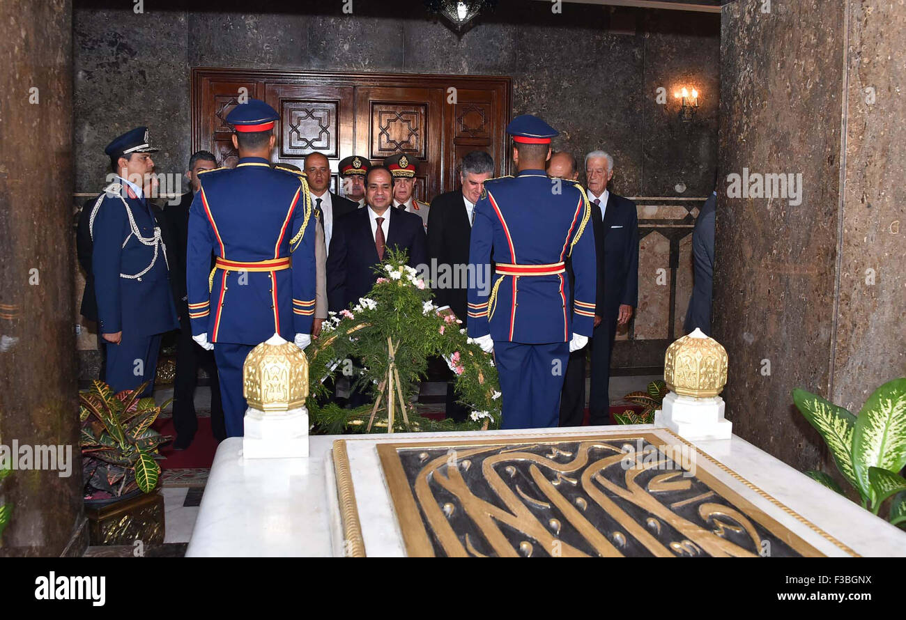 Cairo, Egypt. 4th Oct, 2015. A handout picture released by the Egyptian Presidency shows Egyptian President Abdul Fattah al-Sisi (C) paying his respects in front of the grave of former Egyptian President Gamal Abdel Nasser during a ceremony at the memorial of the Unknown Soldier and tombs of late Egyptian presidents on October 4, 2015 in Cairo, as part of the celebrations marking the 42th anniversary of October War Victory © Egyptian President Office/APA Images/ZUMA Wire/Alamy Live News Stock Photo