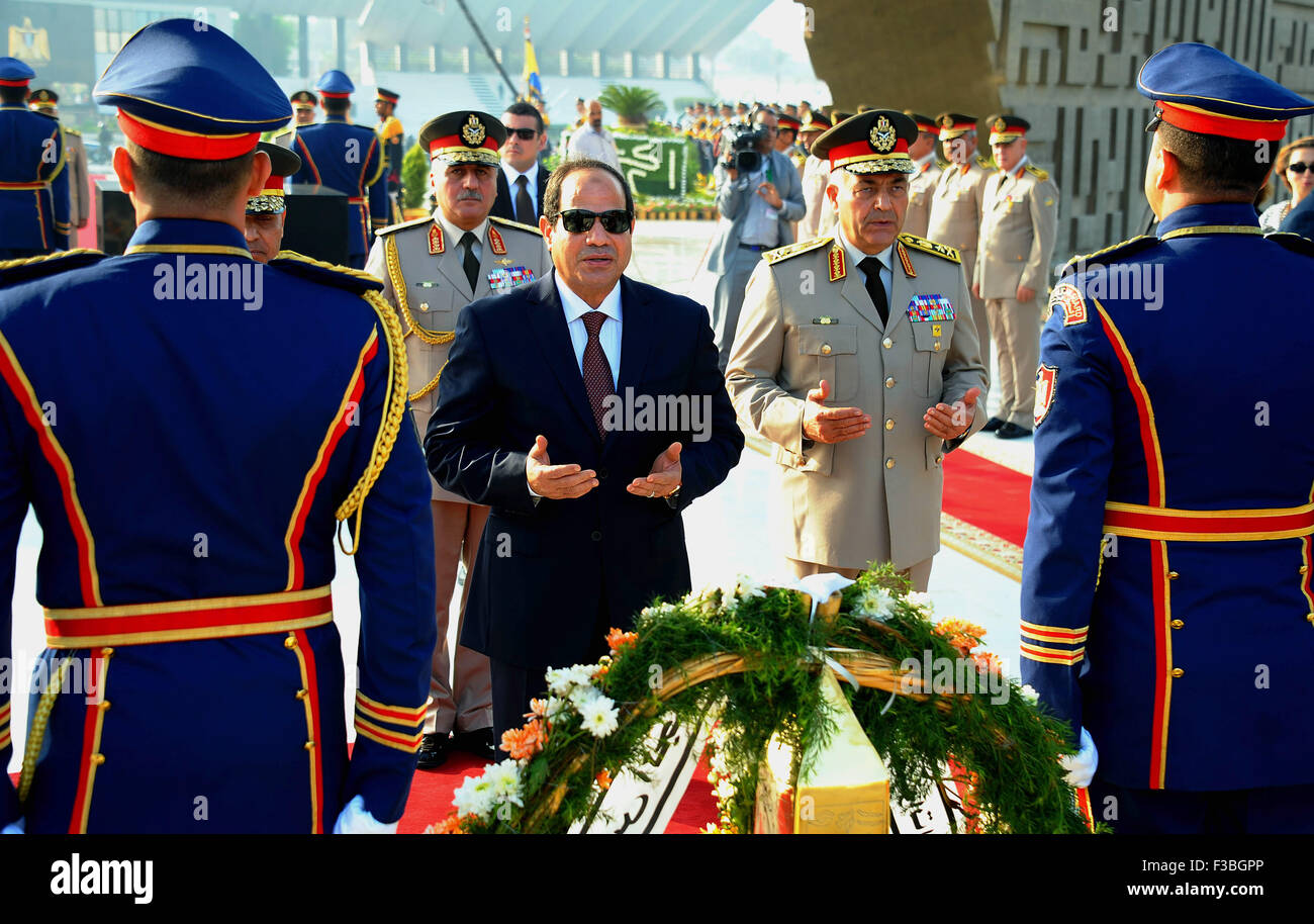 Cairo, Egypt. 4th Oct, 2015. A handout picture released by the Egyptian Presidency shows Egyptian President Abdul Fattah al-Sisi (C) paying his respects in front of the grave of former Egyptian President Gamal Abdel Nasser during a ceremony at the memorial of the Unknown Soldier and tombs of late Egyptian presidents on October 4, 2015 in Cairo, as part of the celebrations marking the 42th anniversary of October War Victory © Egyptian President Office/APA Images/ZUMA Wire/Alamy Live News Stock Photo