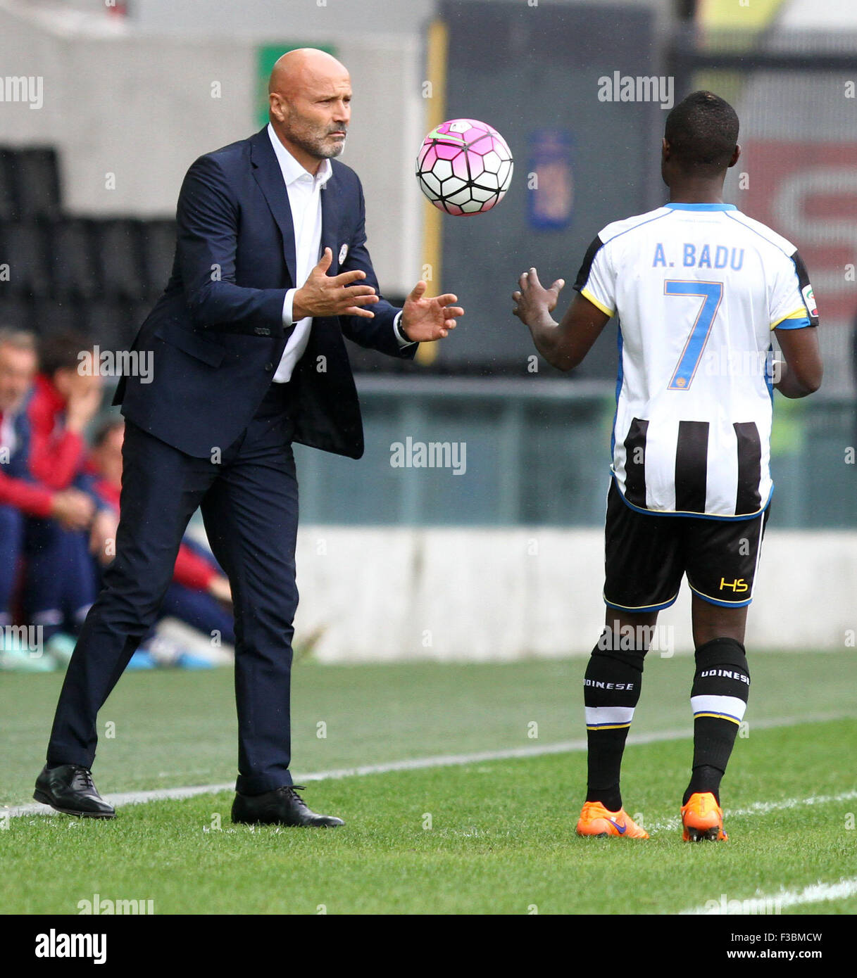 Udine, Italy. 4th October, 2015. Udinese's Coach Stefano Colantuono reacts with Udinese's midfielder Emmanuel Agyemang Badu during the Italian Serie A football match between Udinese Calcio v Genoa Cfc at Friuli Stadium on 4 October, 2015 at Udine. Credit:  Andrea Spinelli/Alamy Live News Stock Photo