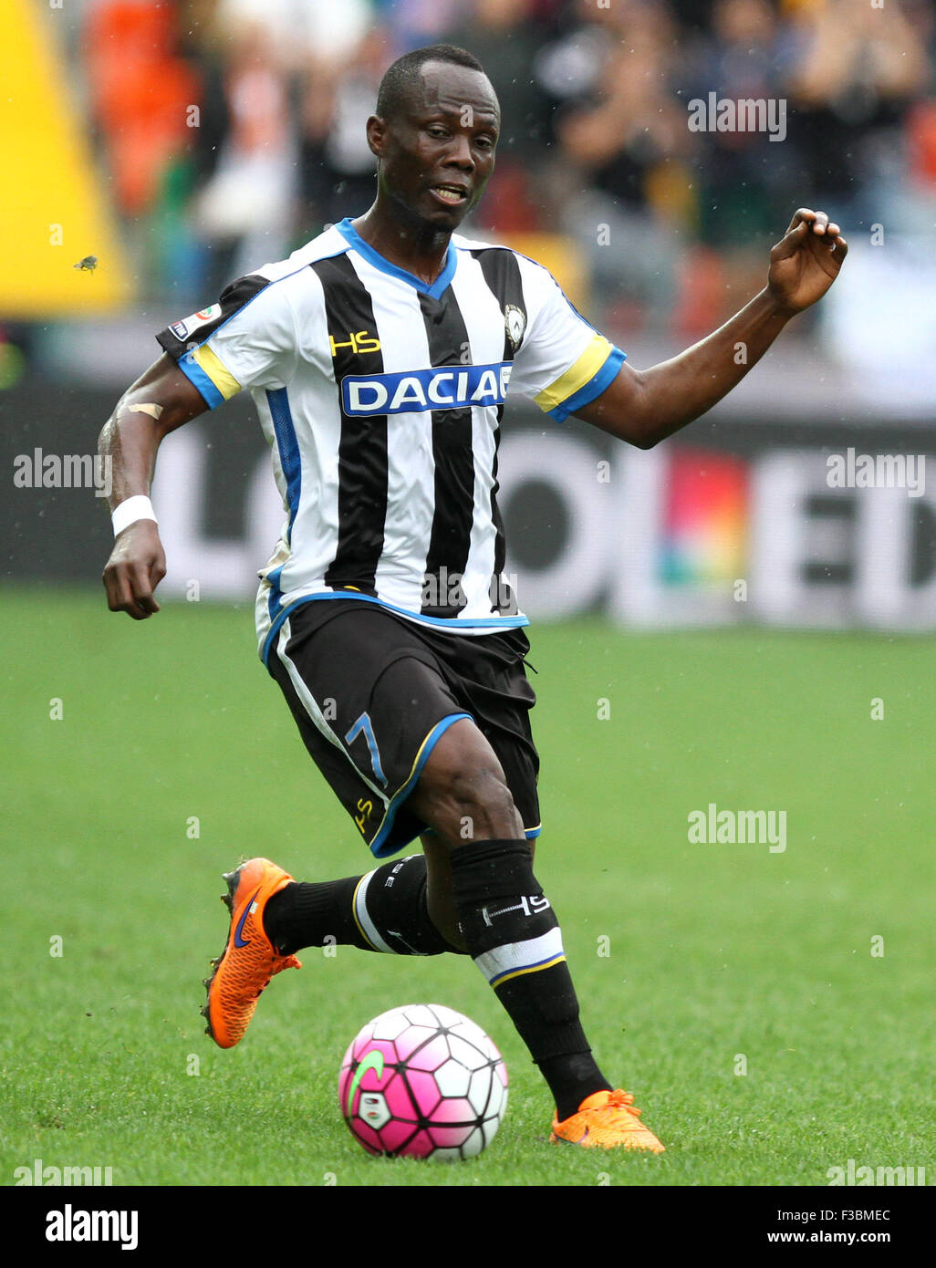 Udine, Italy. 4th October, 2015. Udinese's midfielder Emmanuel Agyemang Badu runs with the ball during the Italian Serie A football match between Udinese Calcio v Genoa Cfc at Friuli Stadium on 4 October, 2015 at Udine. Credit:  Andrea Spinelli/Alamy Live News Stock Photo