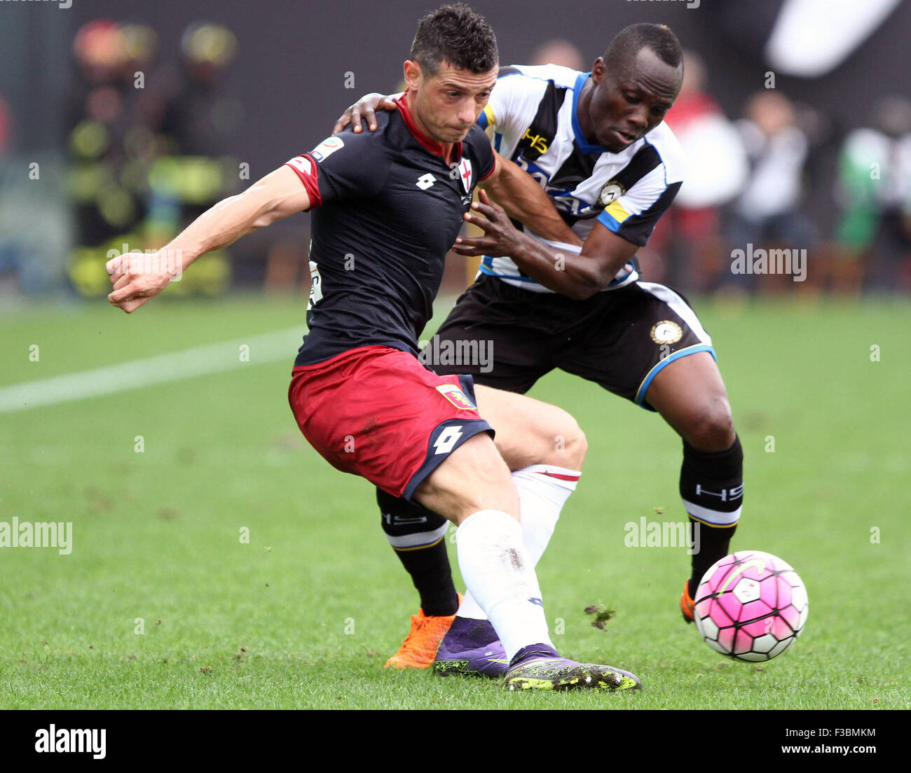 Udine, Italy. 4th October, 2015. Udinese's midfielder Emmanuel Agyemang Badu (R) vies with Genoa's midfielder Blerim Dzemaili during the Italian Serie A football match between Udinese Calcio v Genoa Cfc at Friuli Stadium on 4 October, 2015 at Udine. Credit:  Andrea Spinelli/Alamy Live News Stock Photo