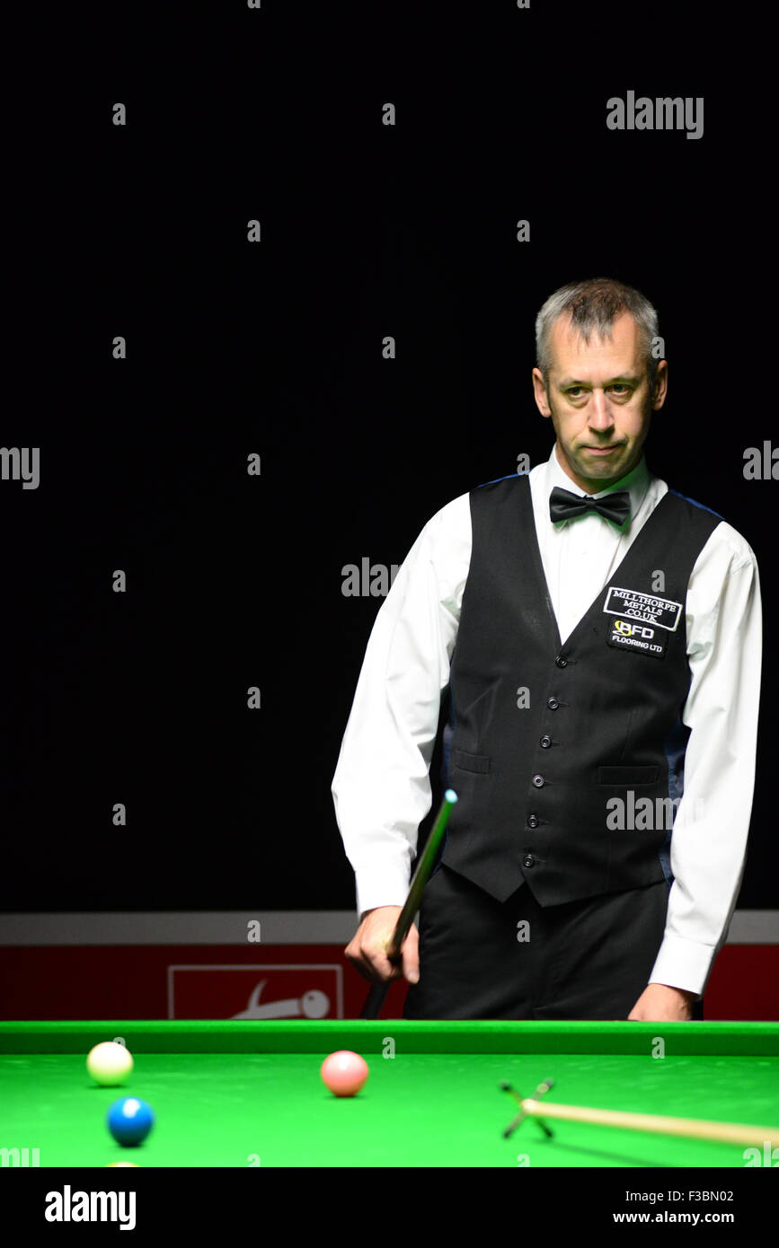 Professional snooker player Nigel Bond playing in the 2015 International Championship qualifiers, Barnsley, UK. Stock Photo