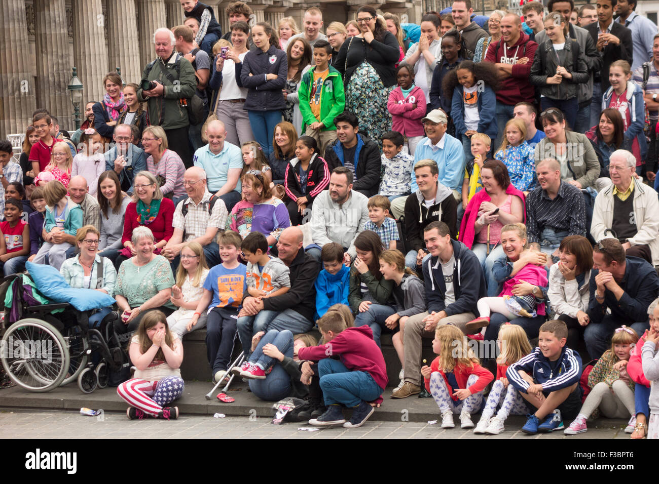 Crowds enjoying Edinburgh Fringe Festival 2015 act 'Funny Bones Trash' outside the Scottish National Gallery Stock Photo