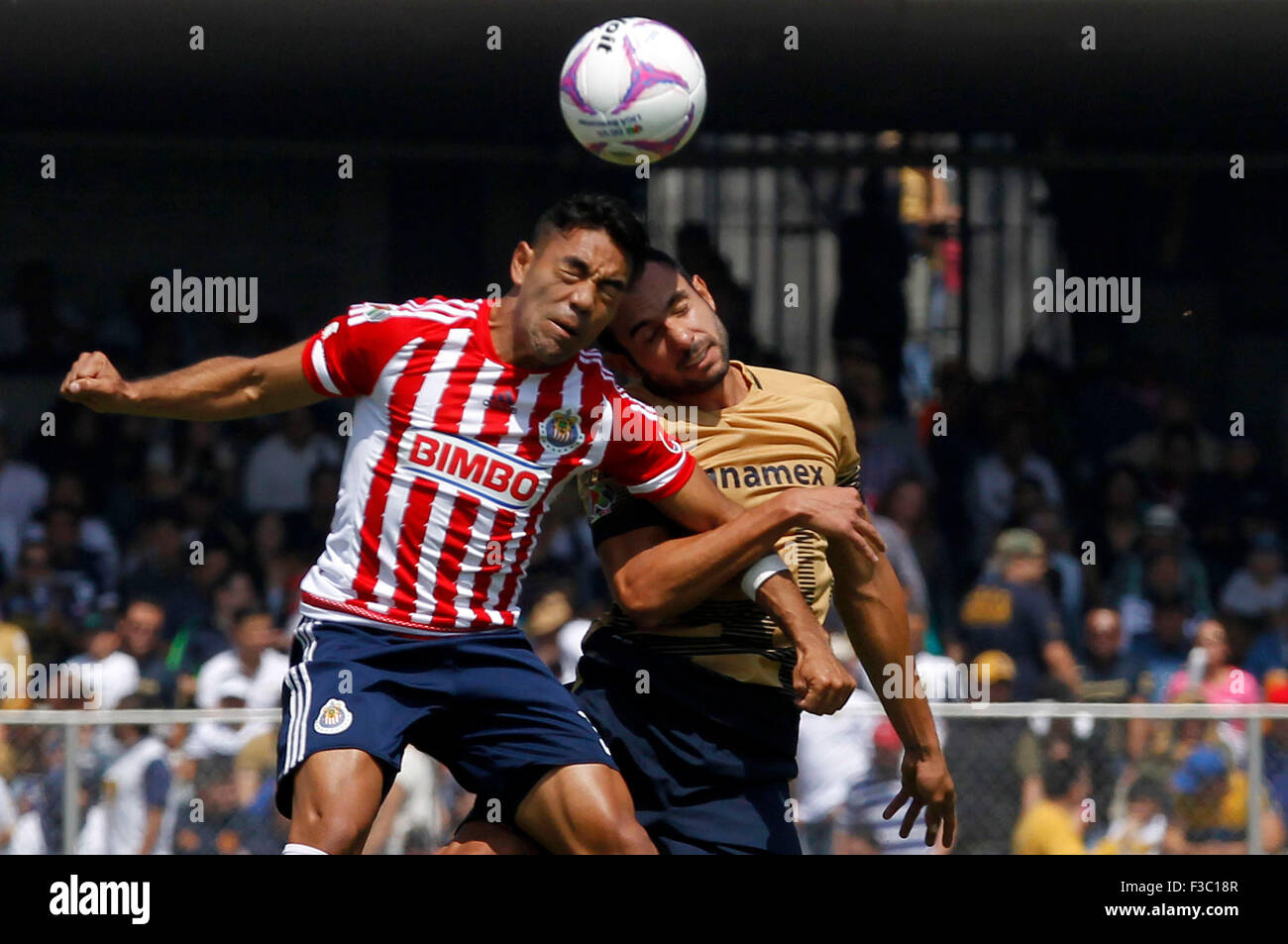 Mexico City, Mexico. 4th Oct, 2015. Pumas del UNAM's Alejandro Castro (R) vies with Chivas' Marco Fabian during the 2015 MX League match held in the University Olympic Stadium, in Mexico City, capital of Mexico, on Oct. 4, 2015. Pumas won by 1-0. © Adriana Perez/Xinhua/Alamy Live News Stock Photo