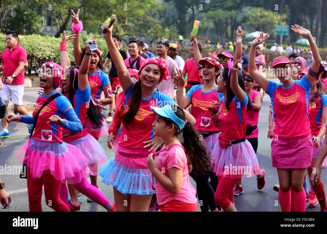 Jakarta, Indonesia. 4th October, 2015. Awareness campaigns to check themselves against breast cancer in the form of fun walk that took place in the east parking Senayan, Jakarta, Indonesia which is followed by more than 5000 people Credit:  Denny Pohan/Alamy Live News Stock Photo