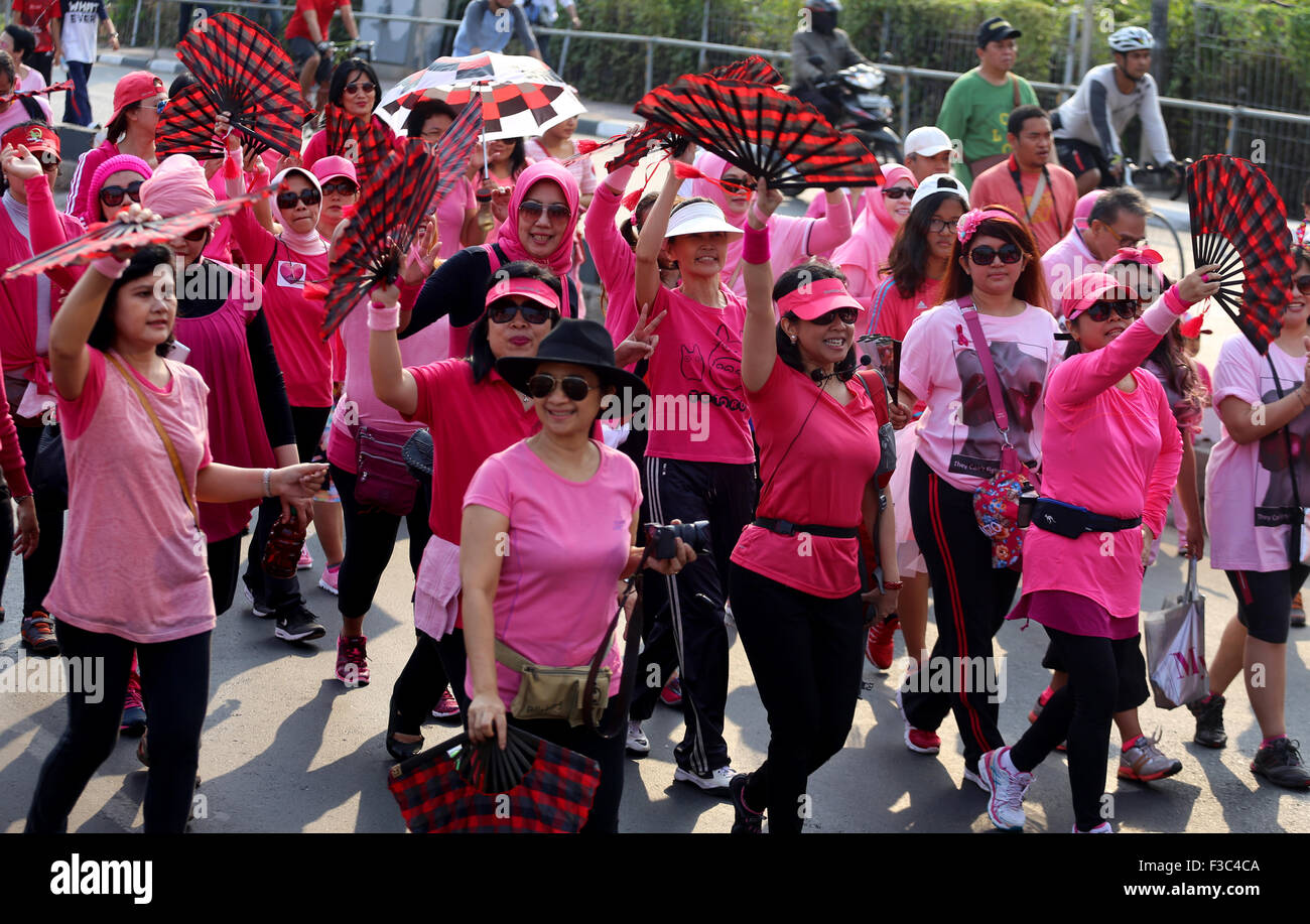 Jakarta, Indonesia. 4th October, 2015. Awareness campaigns to check themselves against breast cancer in the form of fun walk that took place in the east parking Senayan, Jakarta, Indonesia which is followed by more than 5000 people Credit:  Denny Pohan/Alamy Live News Stock Photo