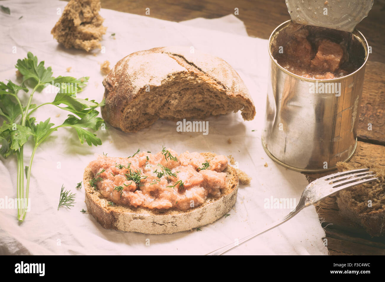 Canned beef stew in rustic style sandwich Stock Photo Alamy
