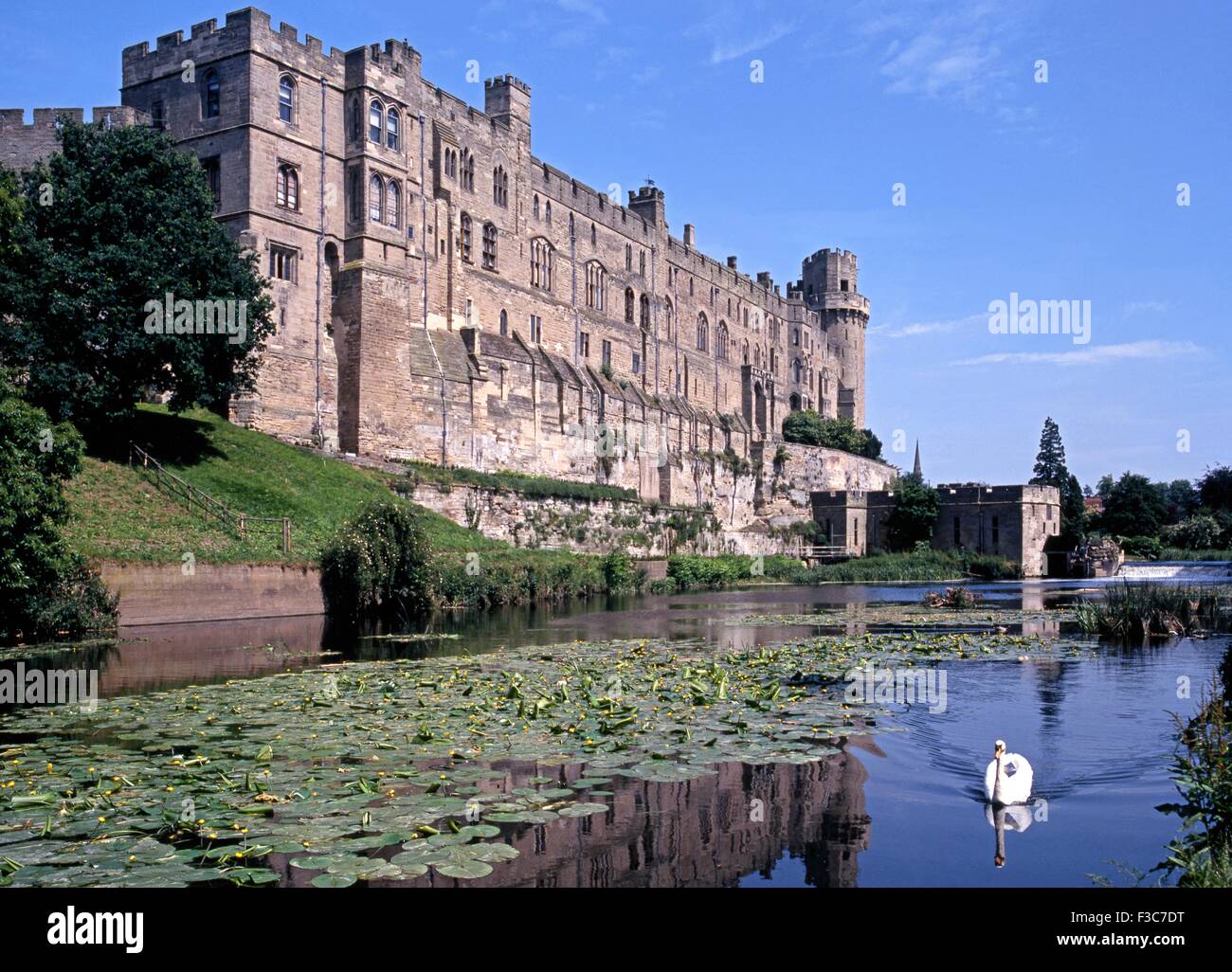 View of the Medieval castle alongside the River Avon, Warwick, Warwickshire, England, UK, Western Europe. Stock Photo
