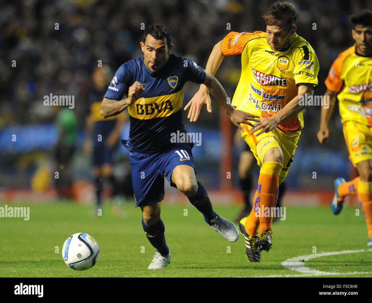 Buenos Aires, Argentina. 4th Oct, 2015. Boca Juniors' Carlos Tevez (L) vies for the ball with Gabriel Tomassini (R), of Crucero del Norte during a match of the Argentinean First Division, held in the Alberto J. Armando Stadium, in Buenos Aires, Argentina, on Oct. 4, 2015. © Juan Roleri/TELAM/Xinhua/Alamy Live News Stock Photo