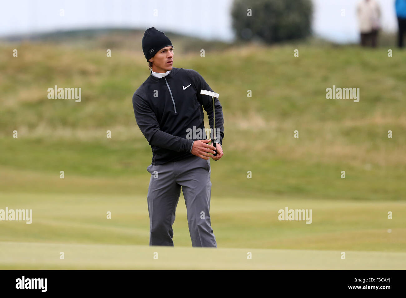 St Andrews, Scotland. 04th Oct, 2015. Alfred Dunhill Links Golf. Thorbjorn Olesen tracking his birdie putt on the Road Hole Credit:  Action Plus Sports/Alamy Live News Stock Photo