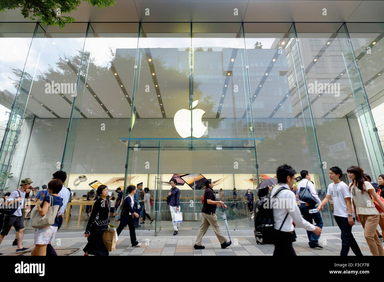 Busy shopping street and modern Apple store  in elegant Omotesando district of Tokyo Japan Stock Photo