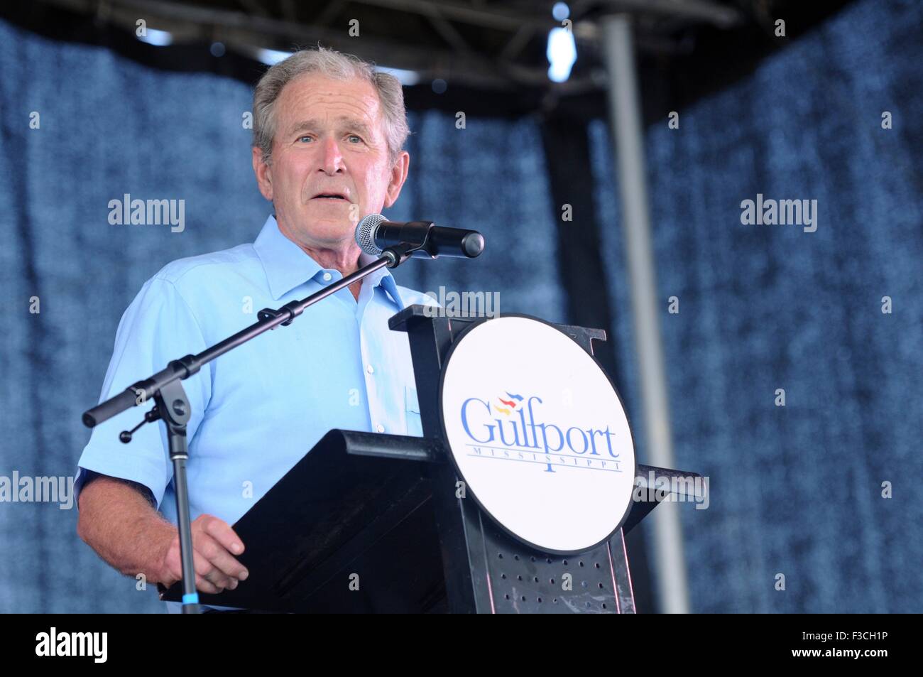 Former U.S. President George W. Bush speaks during the First Responders Remembrance marking the 10th anniversary of Hurricane Katrina at Jones Park August 28, 2015 in Gulfport, Louisiana. The president is visiting New Orleans to mark the tenth anniversary of Hurricane Katrina. Stock Photo