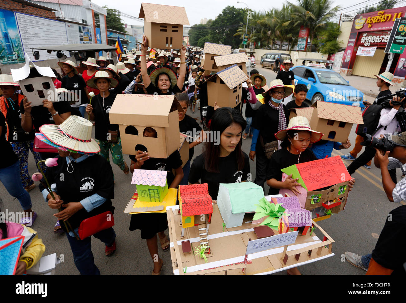 Phnom Penh, Cambodia. 5th Oct, 2015. Activists march near the National Assembly in Phnom Penh, Cambodia, Oct. 5, 2015. More than 100 Cambodian land rights activists marched here on Monday to mark the World Habitat Day and requested to end forced eviction . © Sovannara/Xinhua/Alamy Live News Stock Photo