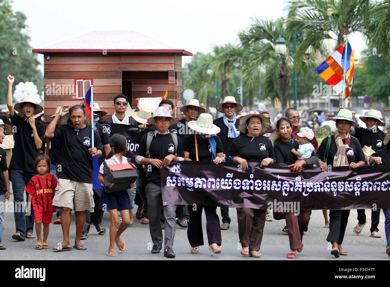 Phnom Penh, Cambodia. 5th Oct, 2015. Activists march near the National Assembly in Phnom Penh, Cambodia, Oct. 5, 2015. More than 100 Cambodian land rights activists marched here on Monday to mark the World Habitat Day and requested to end forced eviction . © Sovannara/Xinhua/Alamy Live News Stock Photo