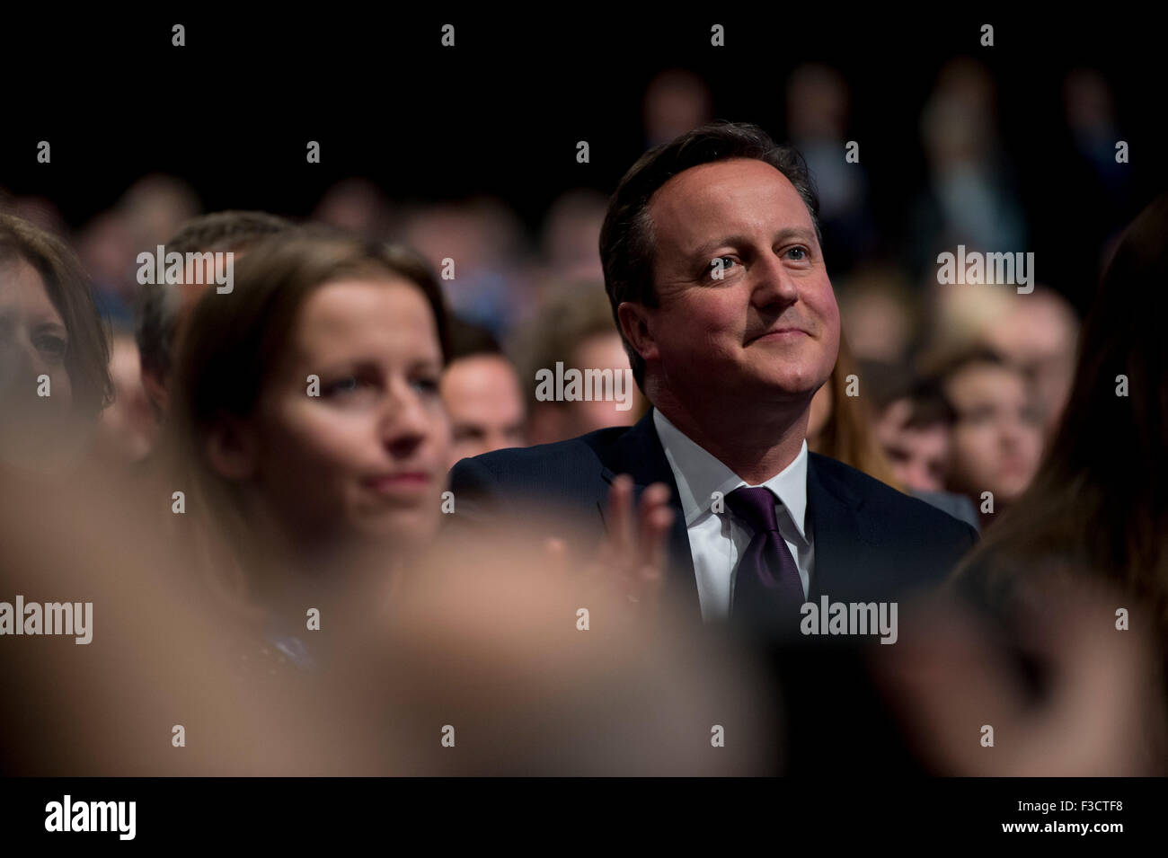 David Clapping Black audience clapping hi-res stock photography and images - Alamy