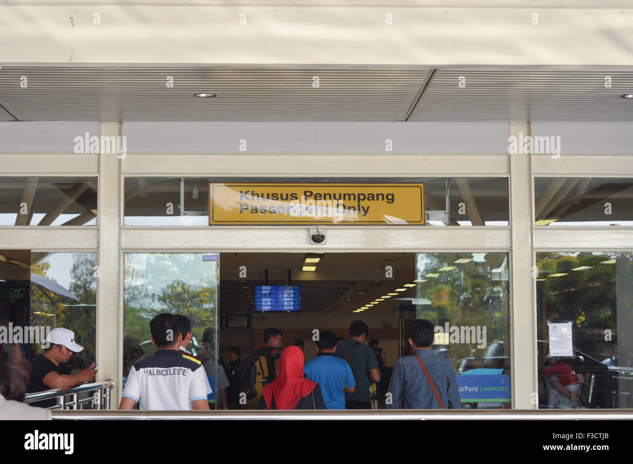 Makassar, Indonesia. 05th Oct, 2015. Passengers enter airport building at Hasanuddin International Airport In Makassar, Indonesia on October 5, 2015. Hasanuddin Airport is one of the largest airport in Indonesia and become the main hub to eastern Indonesia. Credit:  Yermia Riezky Santiago/Alamy Live News Stock Photo