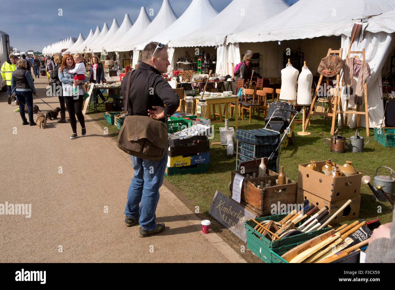 Antiques and vintage fairs hi-res stock photography and images - Alamy