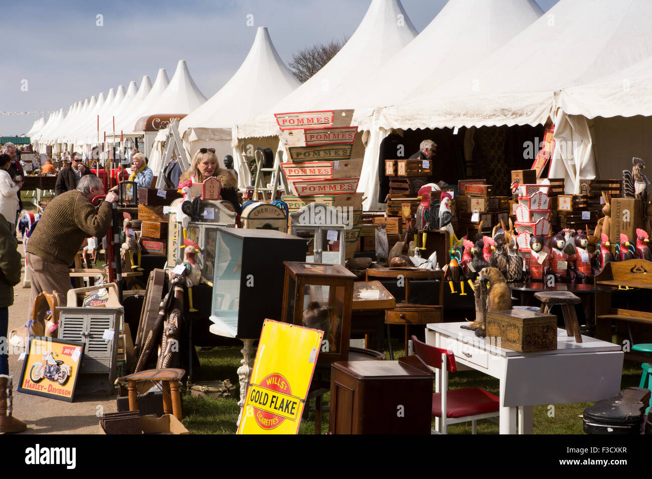 Antiques and vintage fairs hi-res stock photography and images - Alamy